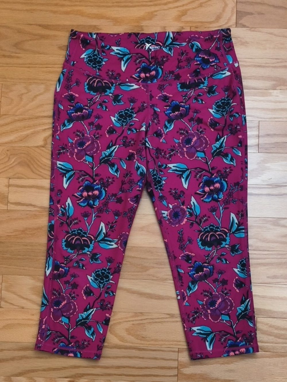 Old Navy Active Magenta Floral Active Capri Leggings Size L EUC